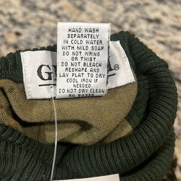 GIANNI Contrast Turtleneck Sweater - Picture 10 of 11